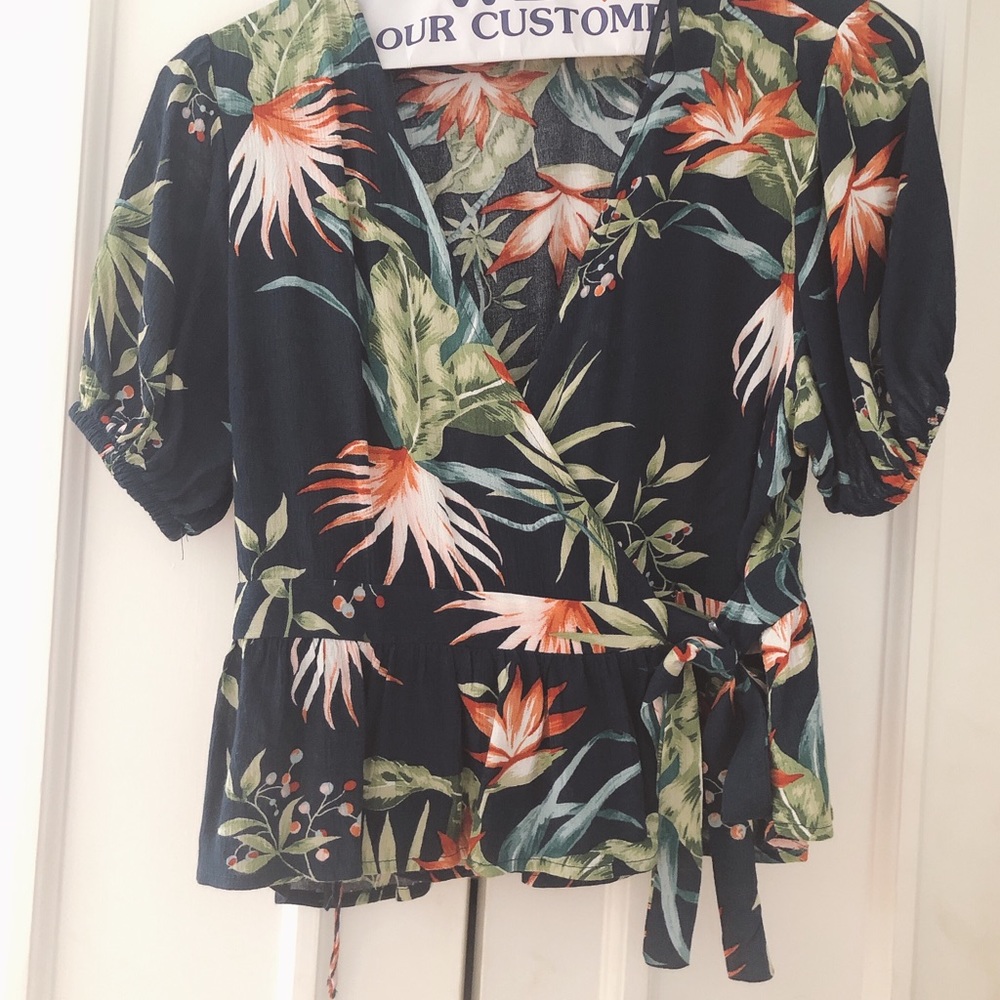 🛍✨CLEARANCE 🛍⭐️ Tropical front tie shirt